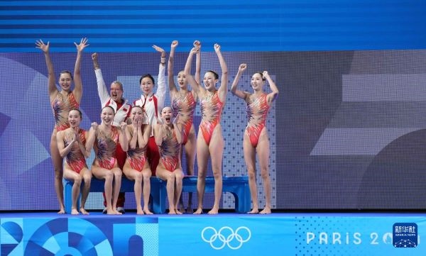 北京時(shí)間8月8日凌晨，巴黎奧運(yùn)會(huì)花樣游泳集體項(xiàng)目的最后一項(xiàng)比賽集體技巧自選在巴黎奧林匹克水上運(yùn)動(dòng)中心舉行。中國隊(duì)奪得花樣游泳集體項(xiàng)目金牌。圖為中國隊(duì)在比賽后慶祝奪冠。新華社記者 薛宇舸 攝