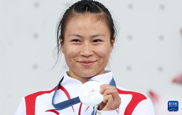 北京時(shí)間8月7日，在巴黎奧運(yùn)會(huì)攀巖女子速度賽比賽中，中國選手鄧麗娟獲得銀牌。圖為亞軍中國選手鄧麗娟在頒獎(jiǎng)儀式上。新華社記者 高靜 攝