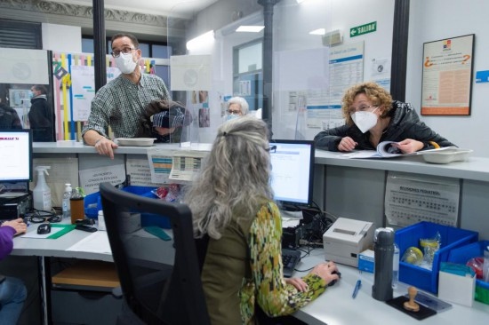 1月15日，人們在西班牙馬德里一家診所內(nèi)就診。新華社發(fā)（古斯塔沃·巴連特攝）