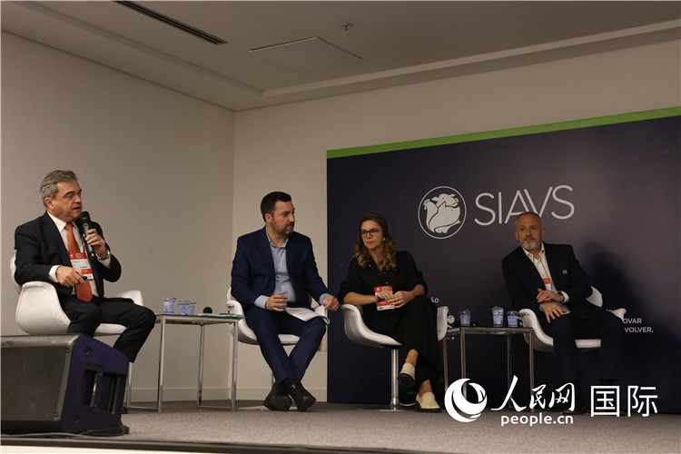 巴西動物蛋白協(xié)會高層管理人員在展覽會舉辦前接受外國記者采訪。 人民網(wǎng)記者 時元皓攝