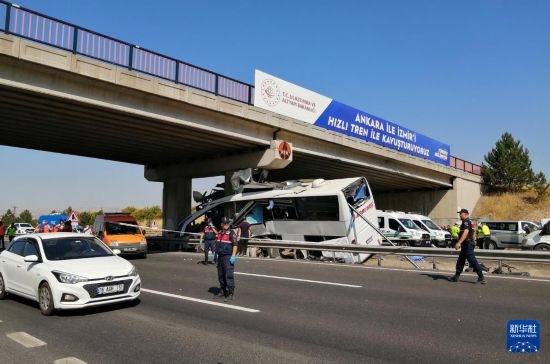 這是8月9日在土耳其安卡拉省波拉特勒拍攝的事故現(xiàn)場。新華社發(fā)（穆斯塔法·卡亞攝）