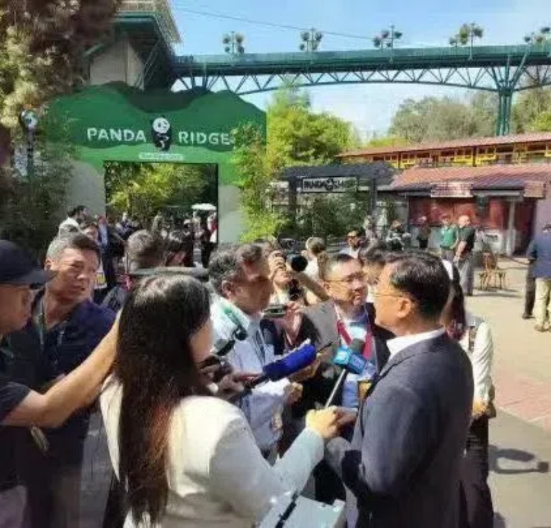 謝鋒大使現(xiàn)場接受記者采訪。中國駐美大使館供圖