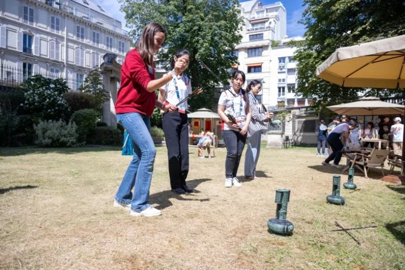 中外友人體驗投壺游戲。巴黎