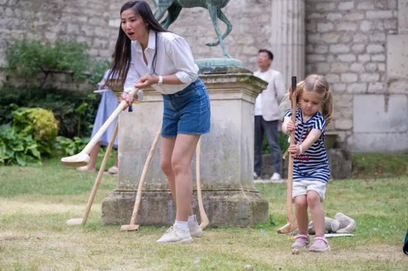 小朋友體驗捶丸游戲。巴黎