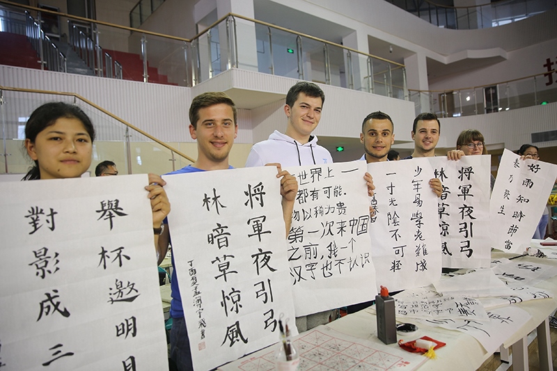2017年6月5日，來自青島大學和中國石油大學（華東）的外國留學生在展示現(xiàn)場完成的書法作品。