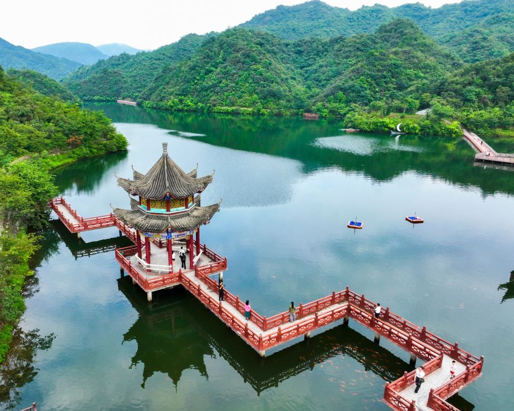 2024年8月11日，游客在湖南省雙牌縣陽明山國家森林公園萬和湖休閑游玩。新華社發(fā)（周秀魚春攝）