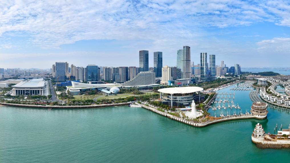 2024年1月24日拍攝的廈門國際會議中心、環(huán)島路一帶濱海城市景觀。新華社記者姜克紅攝