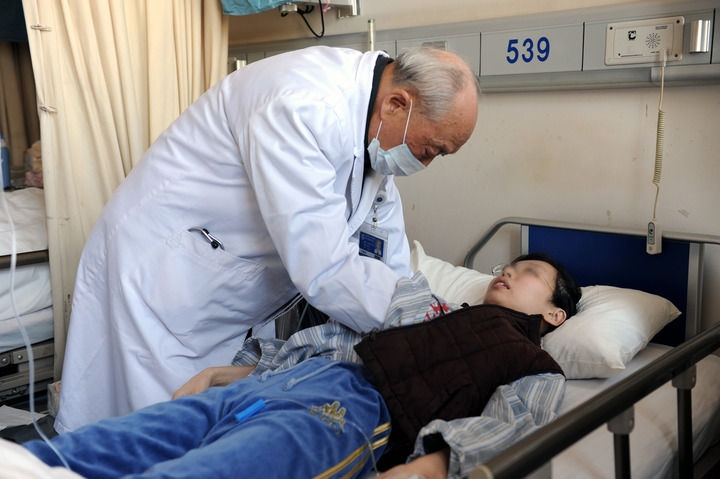 瑞金醫(yī)院終身教授王振義在上海瑞金醫(yī)院為病人看?。ㄙY料照片）。 新華社發(fā)