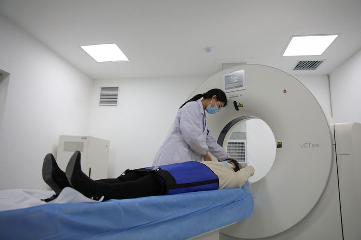 2023年3月2日，安徽省合肥市包河區(qū)煙墩街道社區(qū)衛(wèi)生服務(wù)中心的醫(yī)護(hù)人員為患者進(jìn)行CT檢查。 新華社記者 曹力 攝