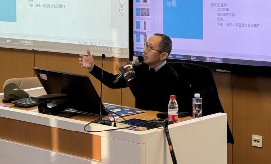 從去年秋天起，還在治療中的朱銳就堅持給本科生開課。（受訪者供圖）