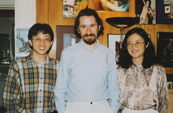 1992年，朱銳（左）赴美國杜蘭大學(xué)攻讀心靈哲學(xué)與認(rèn)知科學(xué)，師從心靈哲學(xué)和認(rèn)知科學(xué)家Radu Bogdan（中），右為朱銳師姐、北師大教授田平。
