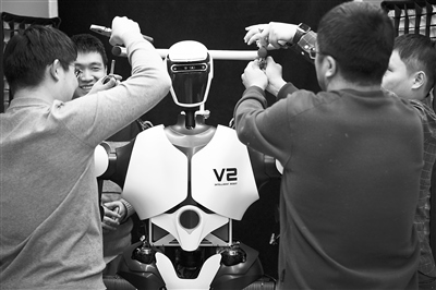 科研人員在調(diào)試機(jī)器人。新華社記者 金立旺攝