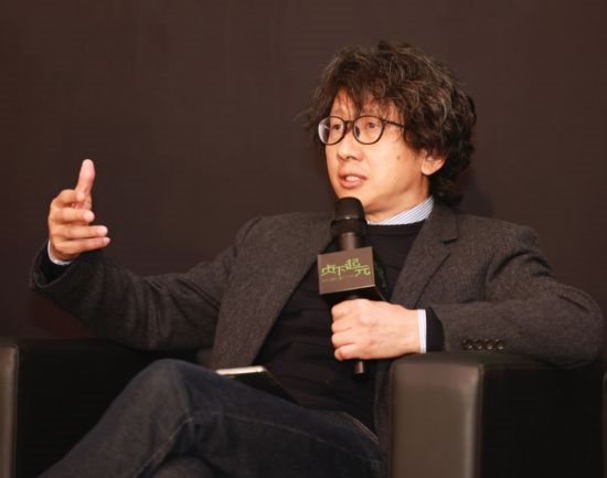 在學(xué)術(shù)論壇上發(fā)言的朱銳。（受訪者供圖）