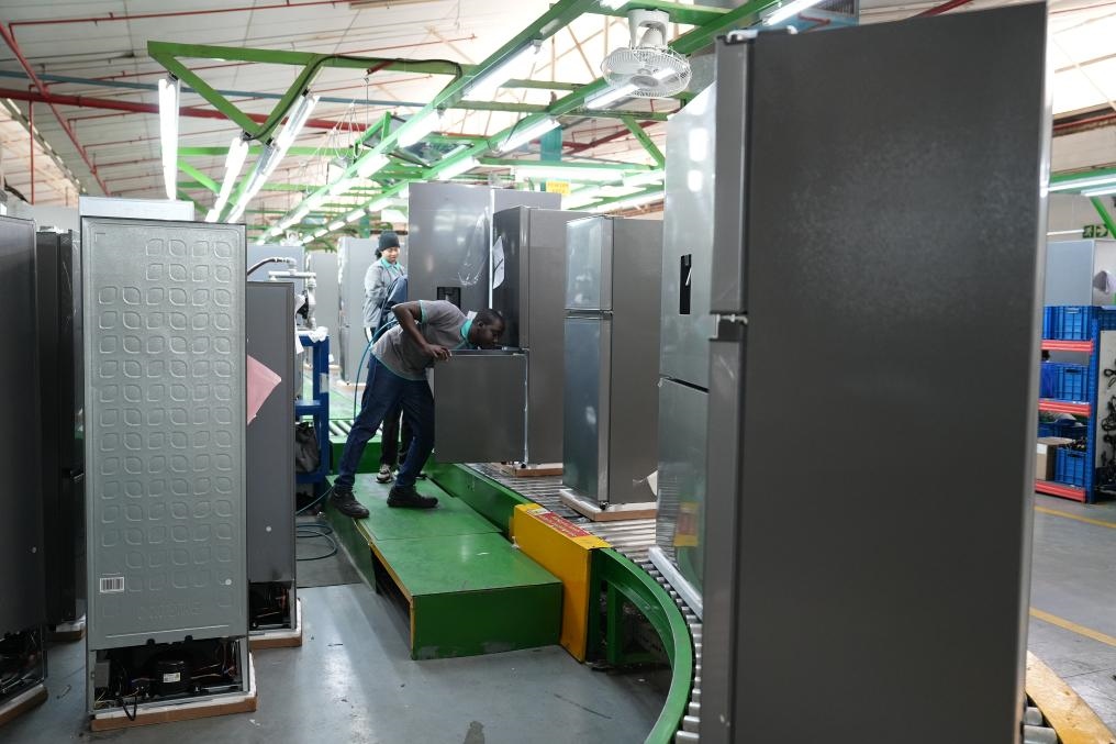 8月14日，在南非開普敦，當?shù)貑T工在海信南非工業(yè)園的冰箱生產線上工作。新華社記者王雷攝