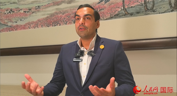 毛里求斯民議會議長阿德里安·夏爾·杜瓦爾接受媒體采訪。人民網(wǎng) 鐘文興攝