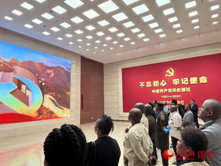 代表團(tuán)參觀“不忘初心 牢記使命”中國共產(chǎn)黨歷史展覽。人民網(wǎng) 曹欣悅攝