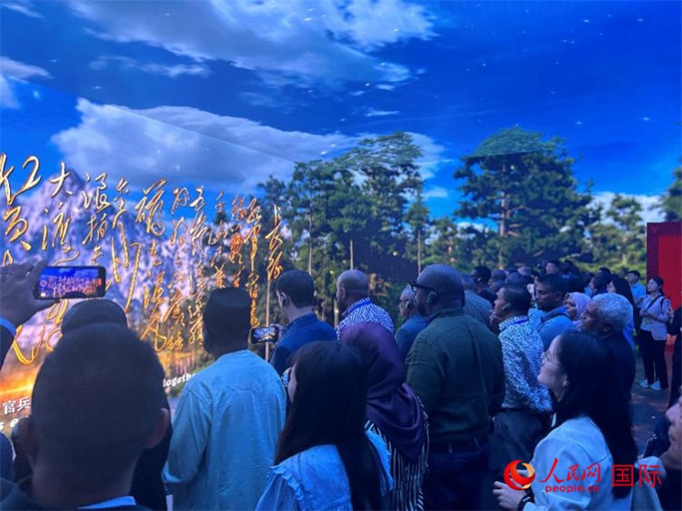 代表團(tuán)在全景影院中感受長征場景。人民網(wǎng) 曹欣悅攝