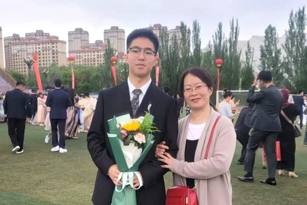 劉傲寒和媽媽合影。北航供圖