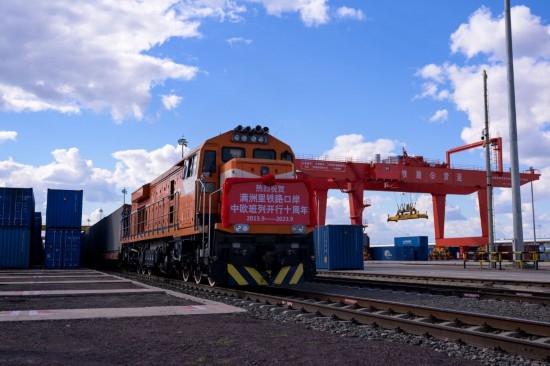 2023年9月20日，一列中歐班列行駛在內(nèi)蒙古滿洲里站貨運(yùn)車間集裝箱場(chǎng)。作為我國(guó)向北開(kāi)放的“橋頭堡”、中歐班列“東通道”的重要口岸，滿洲里鐵路口岸不斷加大中歐班列通道能力建設(shè)，進(jìn)一步提升運(yùn)輸效率和品質(zhì)