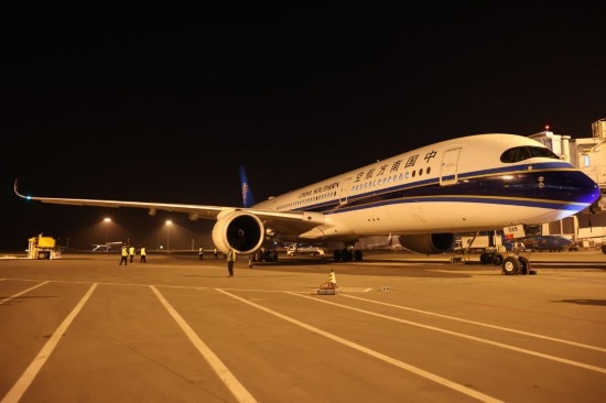 2024年4月24日晚，南航沈陽(yáng)-法蘭克福CZ8021首航航班在沈陽(yáng)桃仙國(guó)際機(jī)場(chǎng)準(zhǔn)備起飛。這是國(guó)內(nèi)航司在東北地區(qū)開(kāi)通的首條直飛德國(guó)定期航線。