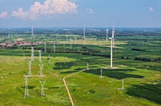 這是2024年7月19日拍攝的內(nèi)蒙古通遼238萬(wàn)千瓦風(fēng)電項(xiàng)目（無(wú)人機(jī)照片）。此項(xiàng)目每年可將75億千瓦時(shí)清潔電能經(jīng)扎魯特—青州±800（千伏）直流特高壓外送通道送至山東地區(qū)消納，相當(dāng)于滿足受端地區(qū)超過(guò)300萬(wàn)戶居民家庭用電需求，節(jié)約標(biāo)煤261萬(wàn)噸，減少二氧化碳排放634萬(wàn)噸。