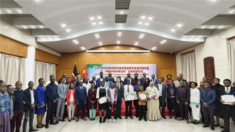與會嘉賓和留學(xué)生們合影留念。中國駐肯尼亞大使館供圖