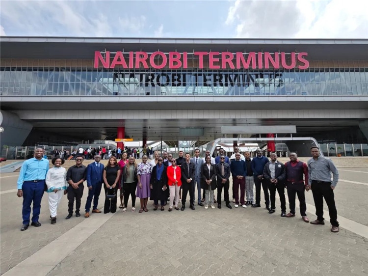 留學(xué)生們參訪中企承建的蒙內(nèi)鐵路。中國駐肯尼亞大使館供圖