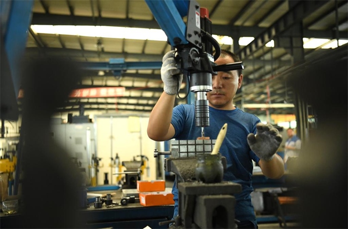 2024年7月30日，在長(zhǎng)春吉林通用機(jī)械（集團(tuán)）有限責(zé)任公司模具裝配生產(chǎn)線，鉗工在進(jìn)行攻絲操作。近年來(lái)，吉林通用機(jī)械（集團(tuán)）有限責(zé)任公司通過(guò)數(shù)字化改造、智能化升級(jí)提高生產(chǎn)效率，提升產(chǎn)業(yè)競(jìng)爭(zhēng)力，已成為全球鋁加工汽車輕量化零部件知名供應(yīng)商，為奧迪、大眾、寶馬、奔馳、保時(shí)捷等多家品牌主機(jī)廠供應(yīng)零件。新華社記者柳文惠攝