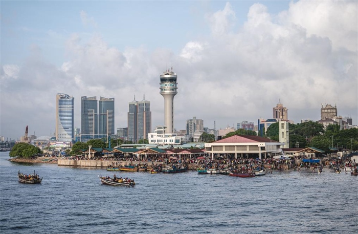 這是2023年12月29日拍攝的坦桑尼亞達(dá)累斯薩拉姆漁港。新華社記者王冠森攝