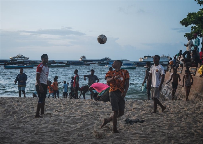 2023年12月31日，人們?cè)谔股Ｄ醽喩＝o巴爾島海濱踢球。新華社記者王冠森攝