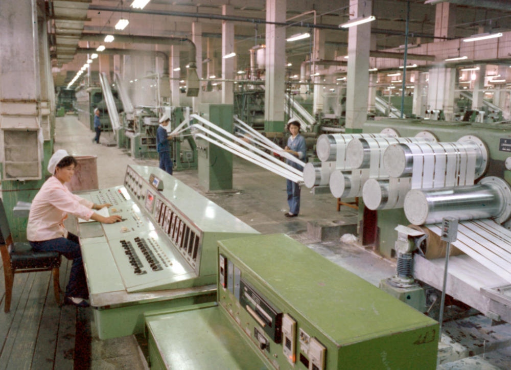 1981年，東北遼陽(yáng)石油化學(xué)纖維廠抽絲車(chē)間一角。新華社發(fā)