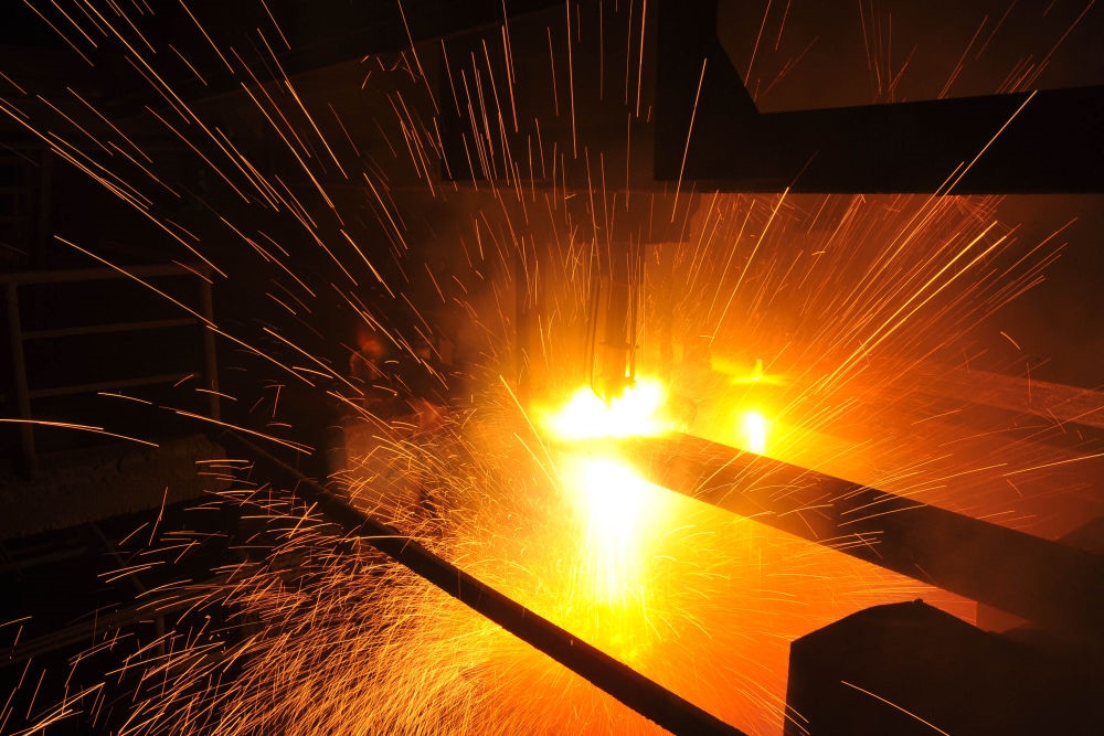 2015年3月10日，東北特鋼集團(tuán)大連基地生產(chǎn)的合金鋼連鑄坯進(jìn)行定尺切割。新華社發(fā)