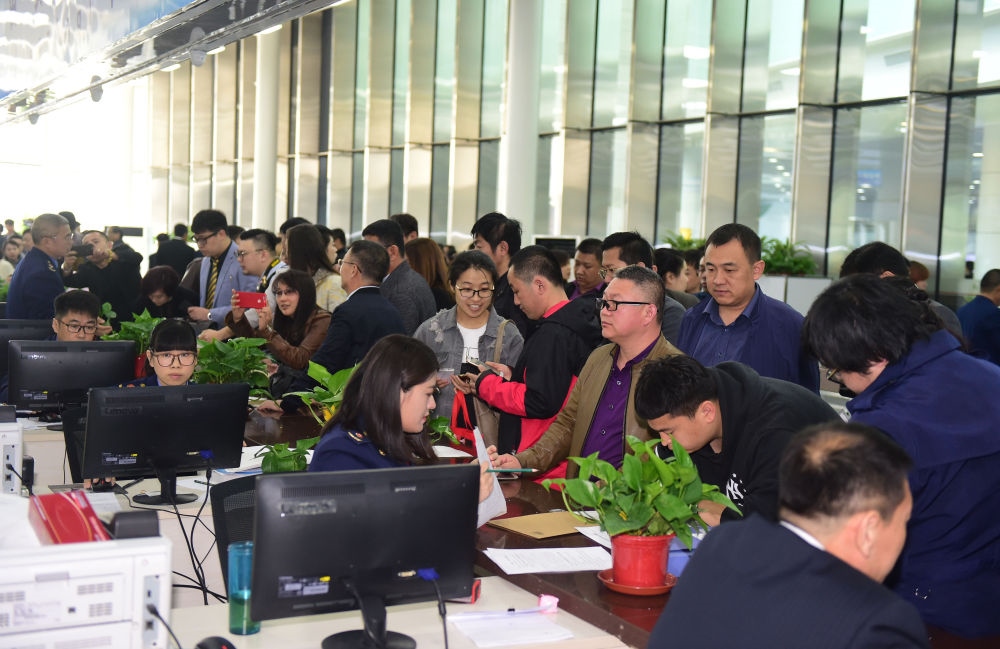 2017年4月10日，中國(guó)（遼寧）自由貿(mào)易試驗(yàn)區(qū)沈陽(yáng)片區(qū)揭牌當(dāng)日，眾多企業(yè)咨詢注冊(cè)。新華社記者楊青攝