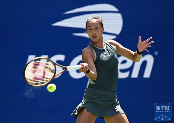 鄭欽文在比賽中回球。新華社記者 李睿 攝