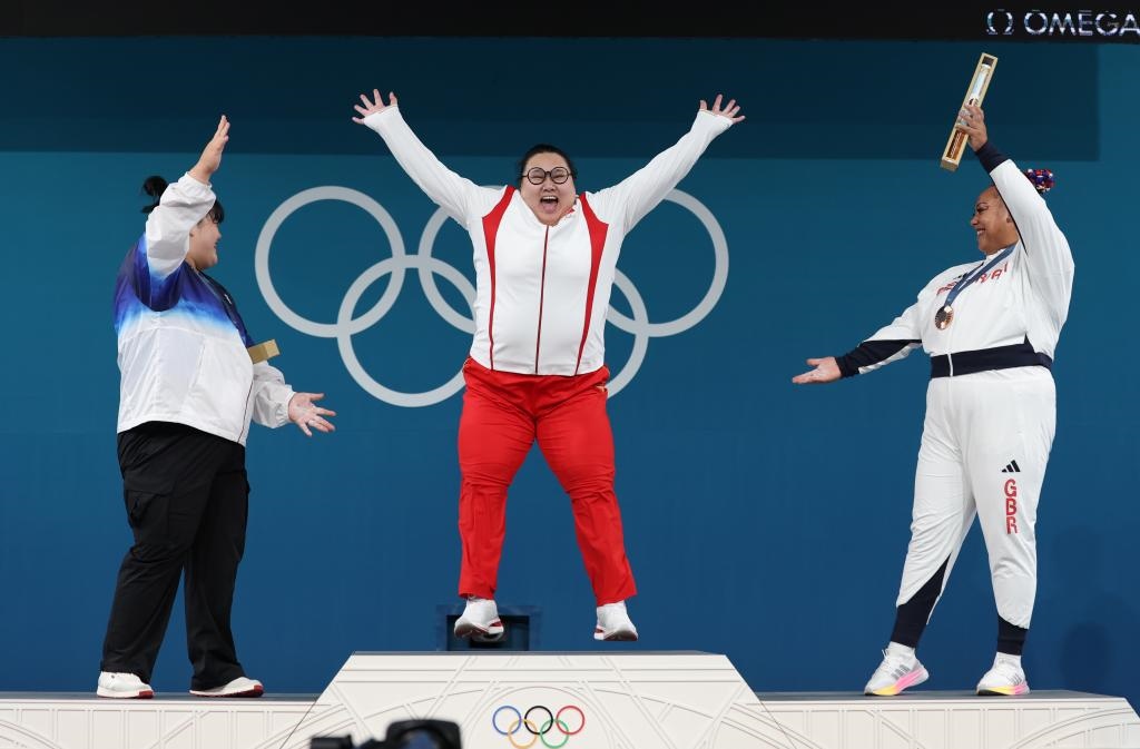 中國選手李雯雯（中）在巴黎奧運(yùn)會(huì)舉重女子81公斤以上級頒獎(jiǎng)儀式中登上領(lǐng)獎(jiǎng)臺(tái)（2024年8月11日攝）。新華社記者 楊磊 攝