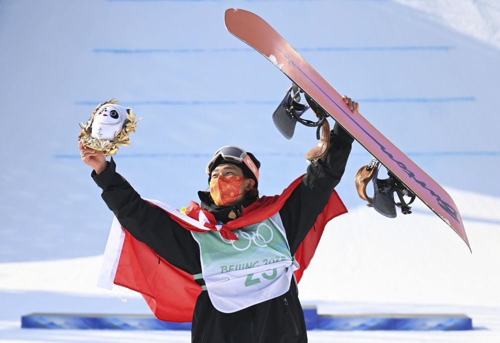 蘇翊鳴在北京2022年冬奧會(huì)單板滑雪男子大跳臺(tái)決賽奪冠后慶祝（2022年2月15日攝）。新華社記者 黃宗治 攝