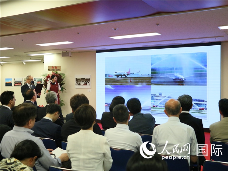 世界華人攝影聯盟副主席馮學敏現場點評。人民網 許可攝