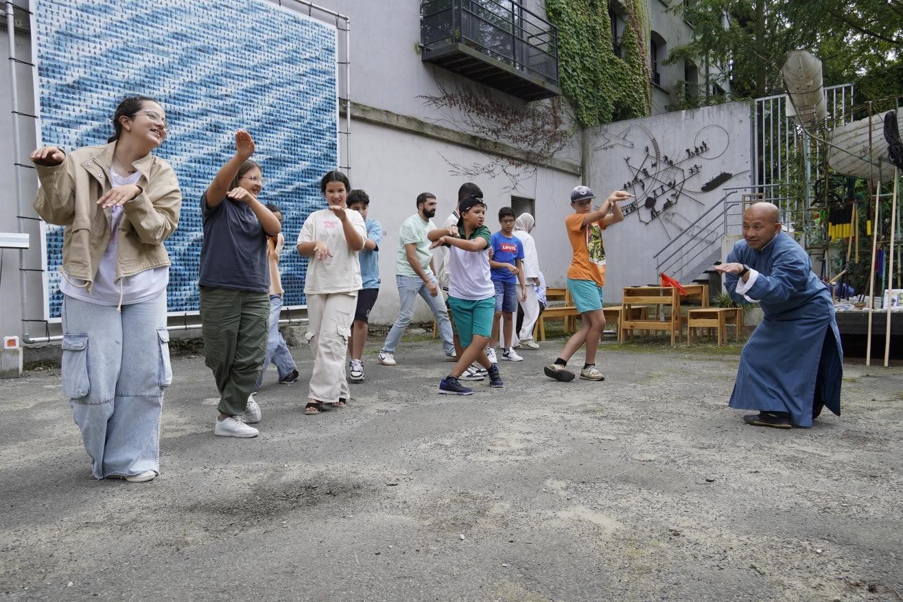孩子們與魯汶大學武術老師，北少林長拳傳人羅師傅學習中國功夫。比利時維他命文化傳媒供圖