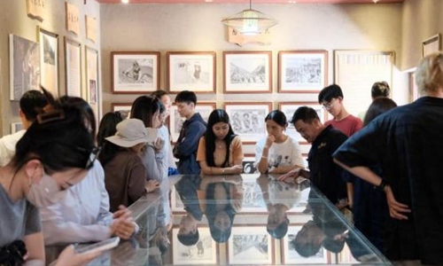 同學們觀摩文旅設計。校方供圖