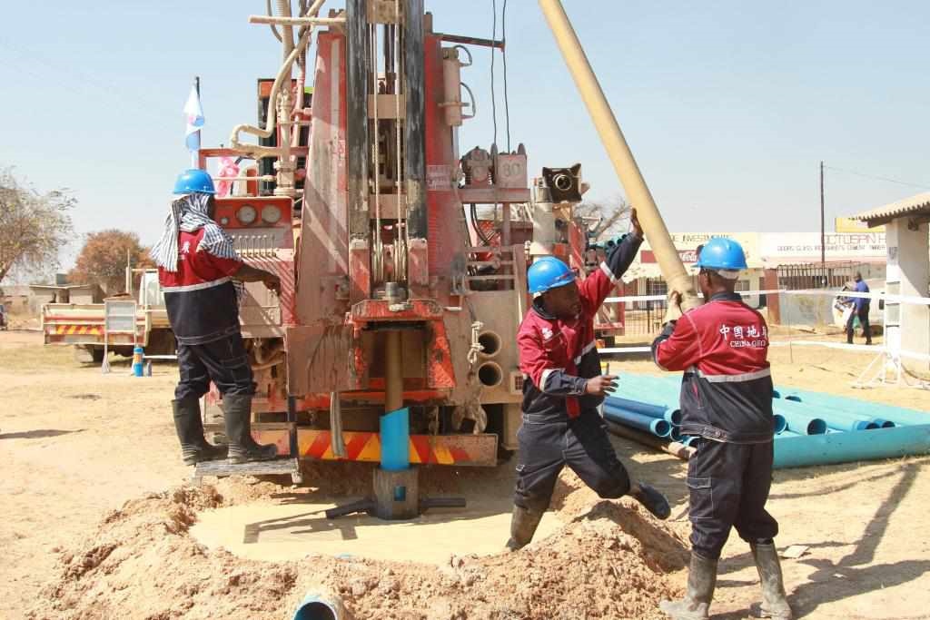 7月22日，工人在津巴布韋東馬紹納蘭省舉行的中國援津巴布韋300口水井項目開工儀式上鉆井。新華社發(fā)