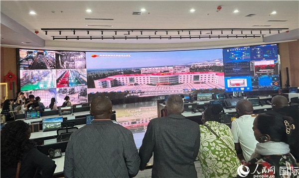 研討班一行在塔山煤礦參觀。人民網(wǎng) 曹欣悅攝