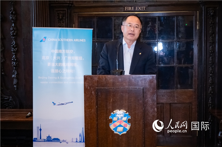 圖為中國(guó)駐倫敦旅游辦事處主任張力致辭。人民網(wǎng) 郭錦標(biāo)攝