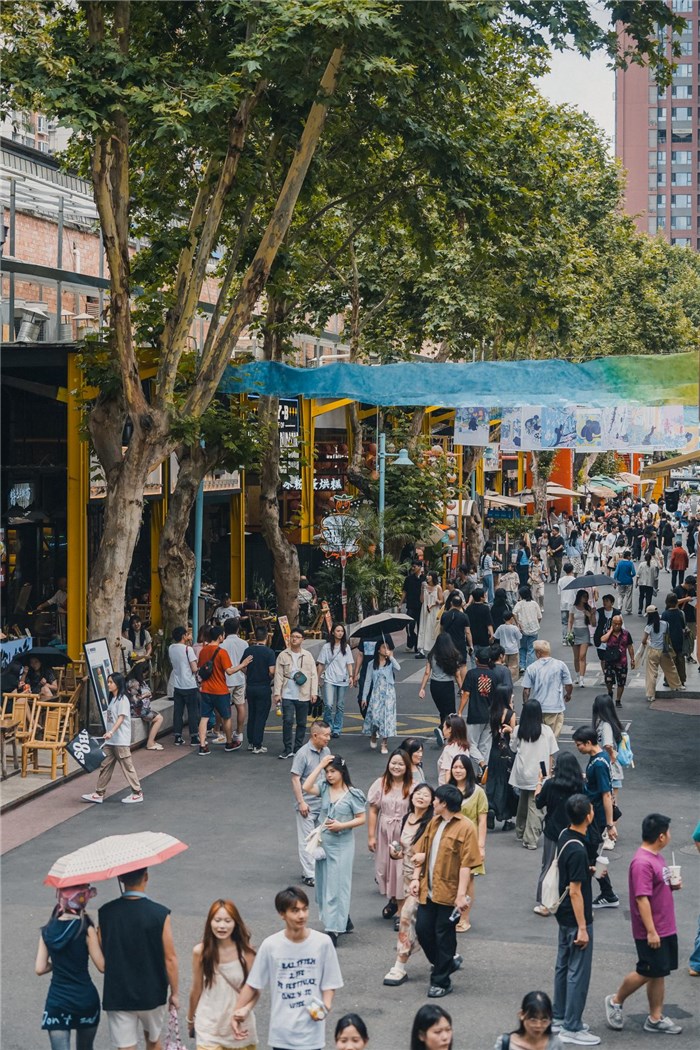 北街美食區(qū)是東郊記憶園區(qū)集美食、文化與休閑于一體的特色區(qū)域，為游客和當?shù)鼐用裉峁┝素S富多樣的餐飲選擇。資料圖片