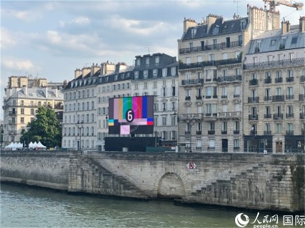 奧運會開幕式，安置在塞納河兩岸的大屏幕。人民網(wǎng)記者 何蒨攝