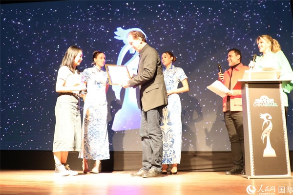 為期4天的第三屆中國－巴西電影展期間，來自中巴兩國的14部參展影片受到巴西電影愛好者和社會(huì)各界人士好評(píng)，并分別榮獲本次電影展組委會(huì)頒發(fā)的“藍(lán)鸚鵡”獎(jiǎng)。7部最近兩年制作中國影片參展，其中由《環(huán)球時(shí)報(bào)》文娛新媒體平臺(tái)“環(huán)球時(shí)報(bào)—娛評(píng)”推薦參展的影片《長安三萬里》曾獲得第36屆中國電影金雞獎(jiǎng)最佳美術(shù)片獎(jiǎng)。圖為當(dāng)?shù)貢r(shí)間8月26日晚舉行的電影展開幕式暨“藍(lán)鸚鵡”獎(jiǎng)?lì)C獎(jiǎng)典禮現(xiàn)場。 人民網(wǎng)記者 陳一鳴攝