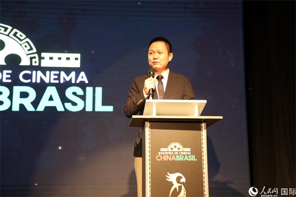 當(dāng)?shù)貢r(shí)間8月26日晚，中國駐里約總領(lǐng)館副總領(lǐng)事王尉育在第三屆中國－巴西電影展開幕式上致辭。 人民網(wǎng)記者 陳一鳴攝