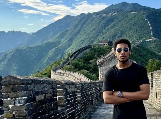 8月28日，尼日利亞青年阿米爾·阿希姆在慕田峪長城留影。新華社發(fā)（清華大學供圖）