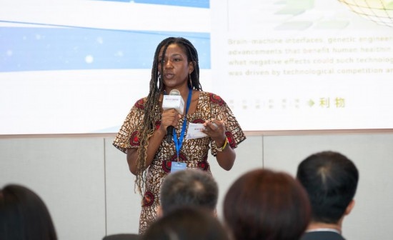 8月29日，在第二屆清華國際青年對話論壇活動上，來自烏干達的媒體人詹尼弗·阿西姆韋分享中國之旅的感悟。新華社發(fā)（畢尚宏攝）