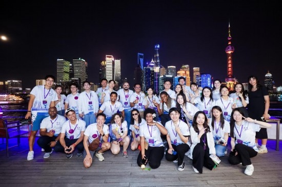 8月21日，中外青年在上海參觀時合影留念。新華社發(fā)（清華大學供圖）