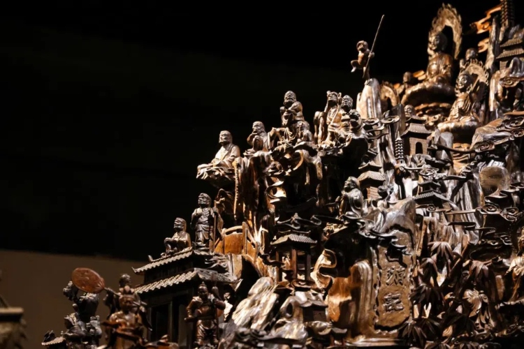 烏木博物館中展出的烏木雕刻藝術(shù)品《西游記》（局部）。本報(bào)記者 伊霄攝